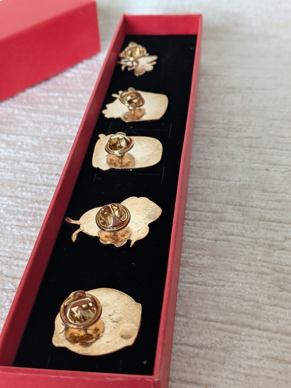 Honey Bee Metal Enamel Pins Set Of 5 Bumblebees Honey Pots Cupcake - Picture 3 of 10